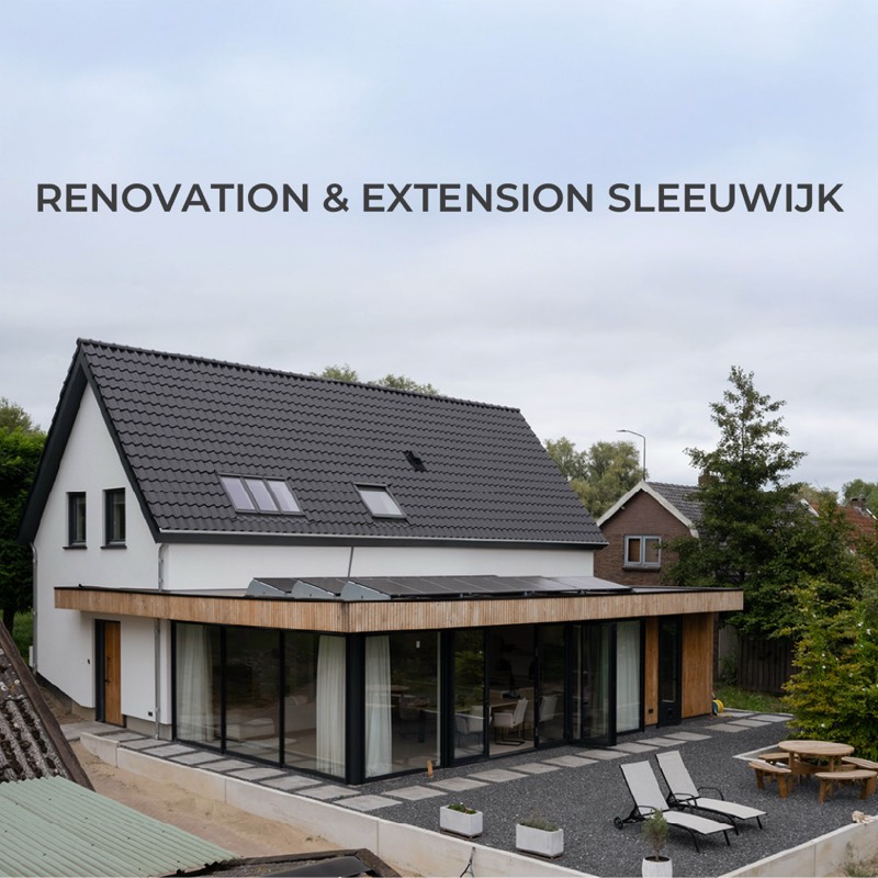 Gerenoveerde woning in Sleeuwijk met platte uitbouw, houten daklijst en glazen pui naar het terras