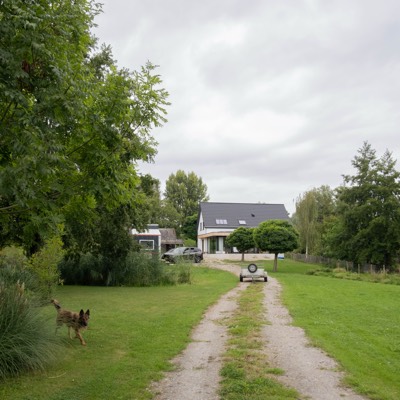 Aanzicht vanaf de oprit op de gerenoveerde woning in Sleeuwijk in het landelijke perceel