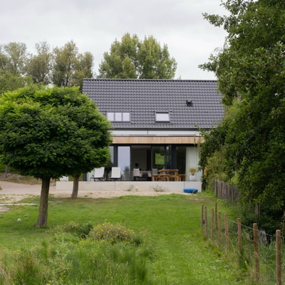 Achtergevel met terras en zadeldak van de gerenoveerde woning in Sleeuwijk