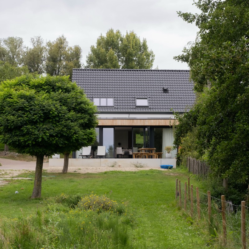 Achtergevel met terras en zadeldak van de gerenoveerde woning in Sleeuwijk