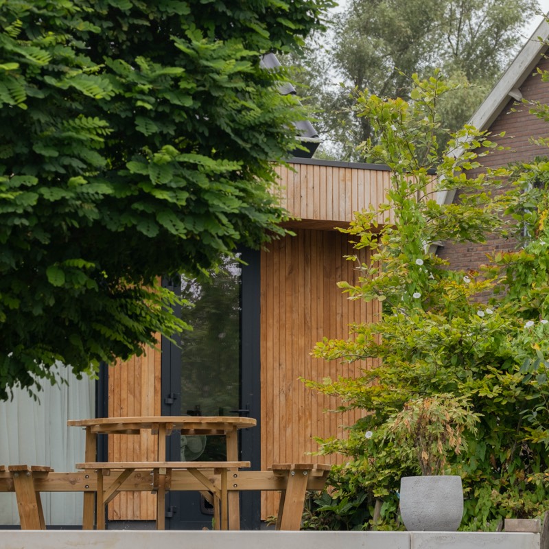 Houten gevelbekleding van de uitbouw met picknicktafel in de tuin, Sleeuwijk