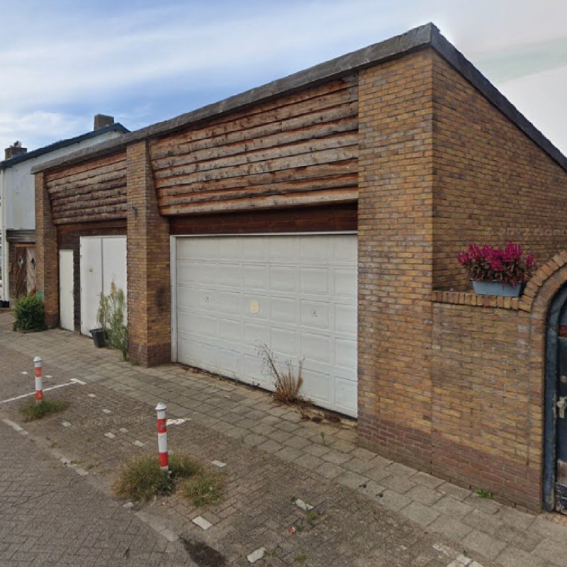 Bestaande garages in Bussum, de locatie voor twee nieuwbouwwoningen
