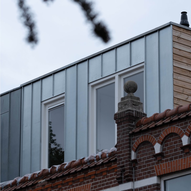 Opbouw met zinken gevelbekleding op een bestaande woning in Haarlem
