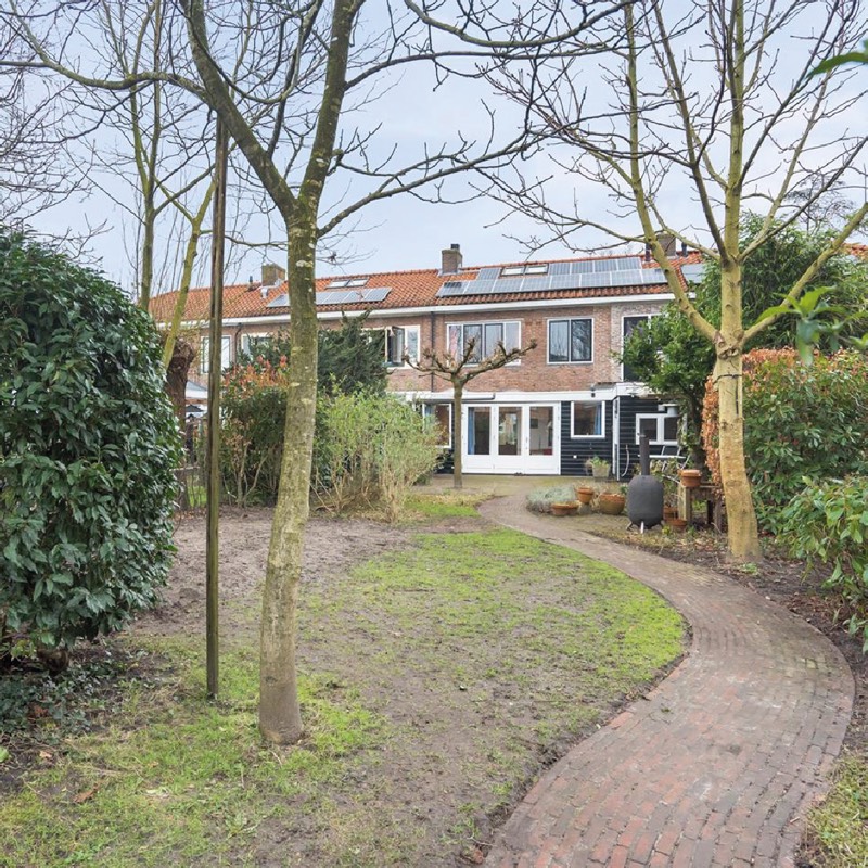 Achtergevel en tuin van een rijwoning in Amstelveen, voor renovatie en uitbouw