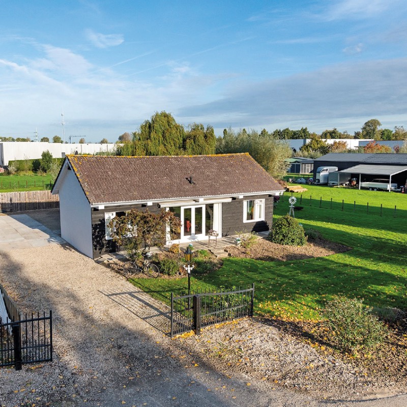 Vrijstaande bungalow met grindoprit in Arkel, voor renovatie en uitbouw