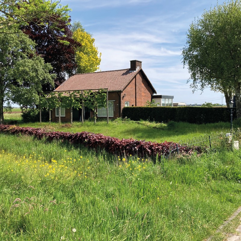 Bestaande woning met veranda in het weiland in Bunschoten, voor renovatie en uitbouw