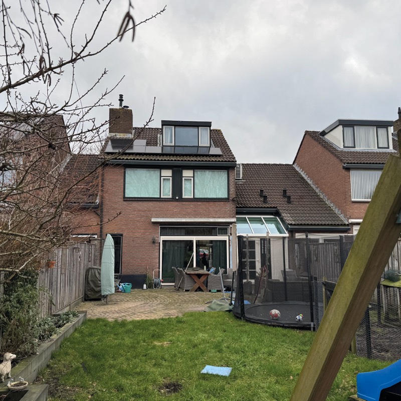 Achtergevel en tuin van een woning in Huizen, voor uitbouw