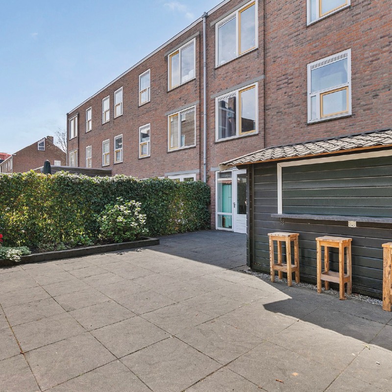 Achtertuin met bergingen van een woning in Amsterdam, voor uitbouw en interieurontwerp