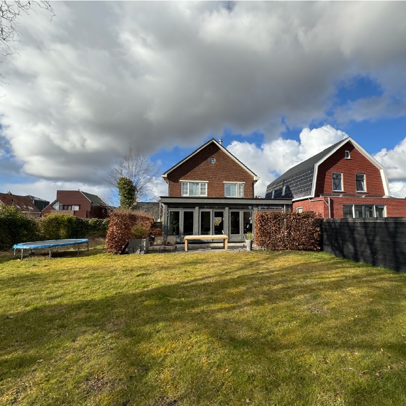 Vrijstaande woning met uitbouw en grote tuin in Westzaan
